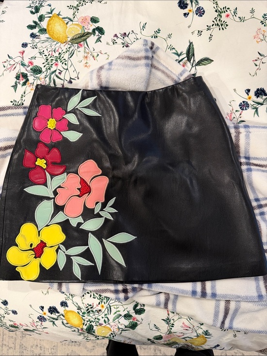 Alice + Olivia Dresses & Skirts - Alice & Olivia Black Faux Leather Mini Skirt with Floral Appliqué